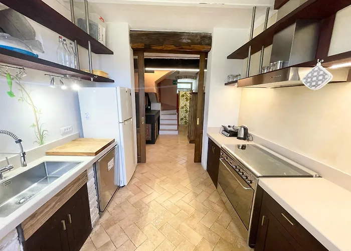 Villa Spoleto Tranquilita Sleeps 20 With Wifi Pool Yoga Gardens And Views